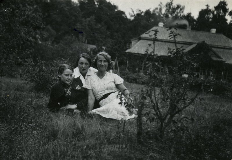 KKE 4965.jpg - Fot. Przed domem. Portret trzech kobiet, lata 30-te XX wieku.